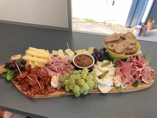Planche de fromages et charcuteries
